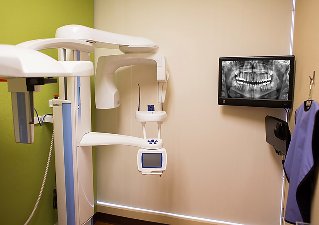 The in-office panoramic digital X-ray machine with an image on screen